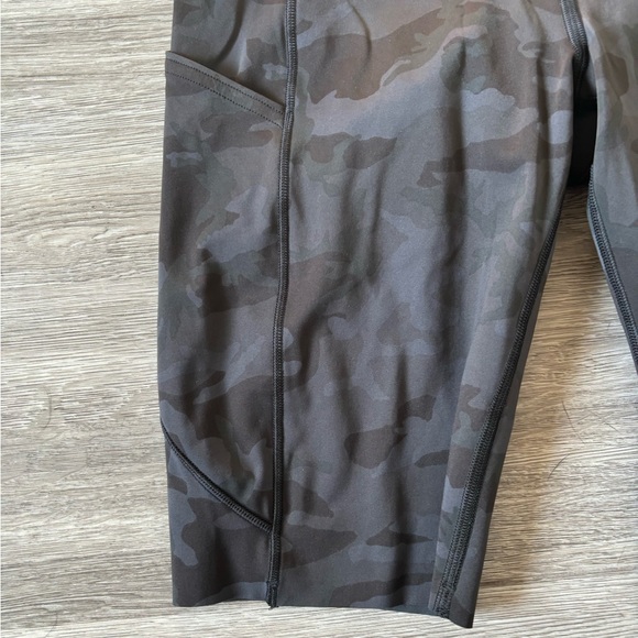 Lululemon Fast and Free Short 10" - Size 8 - Picture 5 of 12